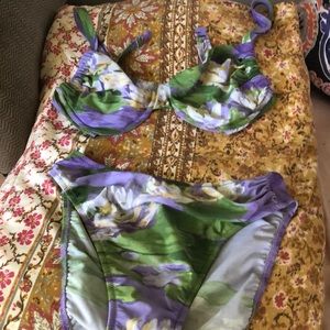 Vintage lily pad swimsuit labeled size 8 fits more like a size 6 to 4